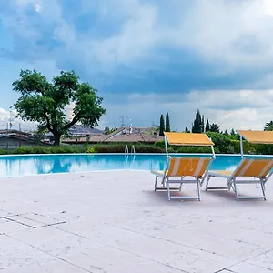 Apartament Oleandro - Featuring A Private Garden And Access To 5 Pools, Desenzano del Garda